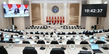 Жогорку Кеңеште өзүн-өзү таркатуу боюнча депутаттардан кол топтоо башталганы айтылды