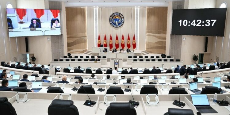 Жогорку Кеңеште өзүн-өзү таркатуу боюнча депутаттардан кол топтоо башталганы айтылды