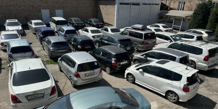 1-октябрдан тарта мыйзамдаштырылбаган чет өлкөлүк номурлуу унаалар өлкөдөн чыгарылышы керек