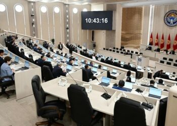 Депутаттар мөөнөтүнөн мурда тарады (видео)