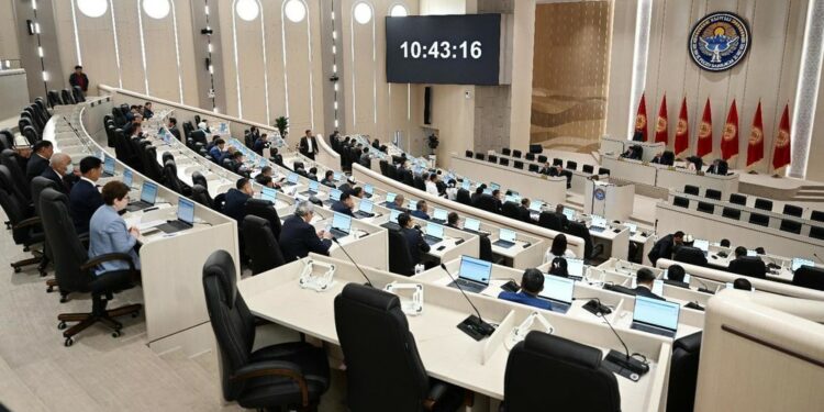 Депутаттар мөөнөтүнөн мурда тарады (видео)