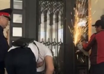 Атамбаевдин уулу үйүнөн чыгарылып, туугандарынын үйүнө барышканын билдирди