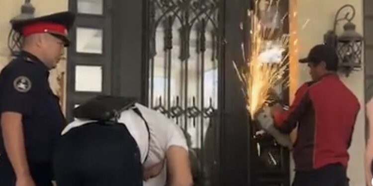 Атамбаевдин уулу үйүнөн чыгарылып, туугандарынын үйүнө барышканын билдирди