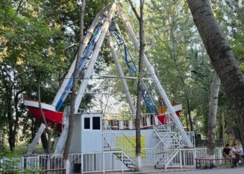 Ошто аттракциондон кулаган кыз көз жумду