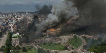 Непалдагы нааразычылык акциясында парламент имараты өрттөлдү