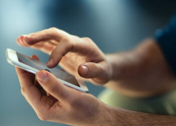 Кытайда 19 жаштагы жигит телефон тиктеп отура берип, шал болуп кала жаздады