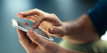 Кытайда 19 жаштагы жигит телефон тиктеп отура берип, шал болуп кала жаздады