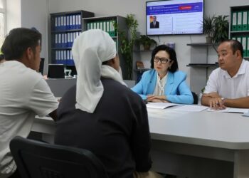 Кайнатасы тарабынан зордукталганын айткан келин менен министрдин орун басары жолукту