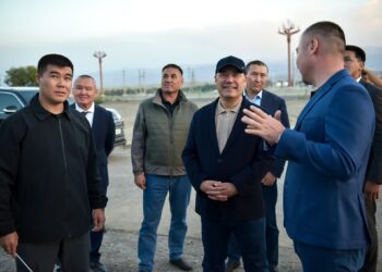 Садыр Жапаров Балыкчыдагы капиталдык оңдоп-түзөөдөн кийинки автобекетти көрүп чыкты