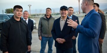 Садыр Жапаров Балыкчыдагы капиталдык оңдоп-түзөөдөн кийинки автобекетти көрүп чыкты