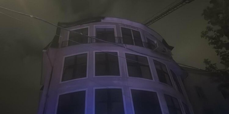 Бишкекте көп кабаттуу үйдөн чыккан өрт өчүрүлдү (видео)