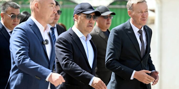 Садыр Жапаров Нарындагы курулуш иштеринин жүрүшү менен таанышты (видео)