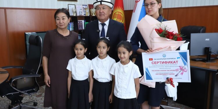 Оштун мэри үч эмге 2 бөлмөлүү батирдин ачкычын тапшырды (видео)