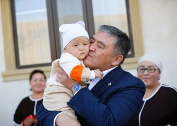 Үч эм төрөгөн жаш энеге Ош шаарынан үч бөлмөлүү жаңы батир берилди