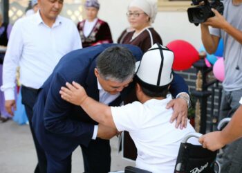 Камчыбек Ташиев жардамга муктаж үй-бүлөгө жаңы үй куруп берди