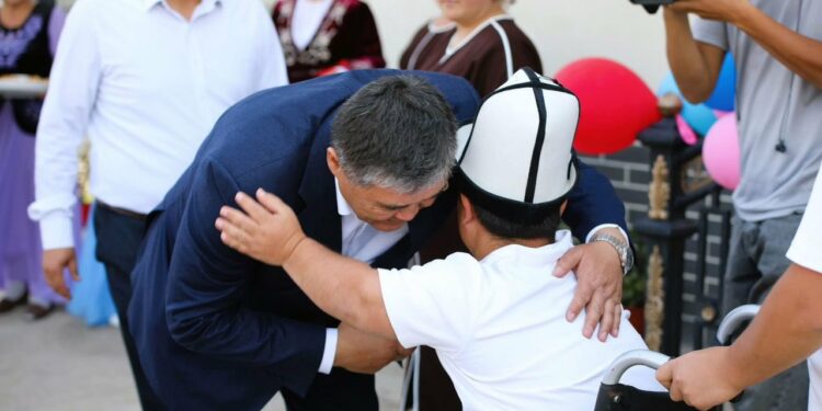 Камчыбек Ташиев жардамга муктаж үй-бүлөгө жаңы үй куруп берди