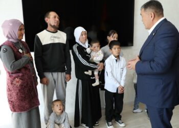 Камчыбек Ташиев SEREPTV’нын каарманына 3 бөлмөлүү үй белек кылды (сүрөт)