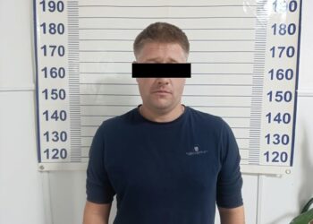 Токмокто айдоочу кызы менен апасын сүзүп кеткен. 5 жаштагы бөбөк ооруканага жетпей үзүлдү