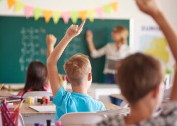 Бишкектин вице-мэри «мугалимдер жапырт жумуштан кетти» деген кептерге жооп берди