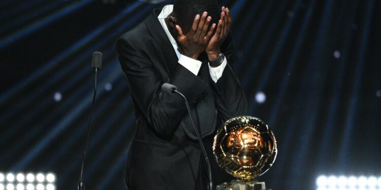 «Алтын топту» алган футболчу Усман Дембеле сахнада ыйлады