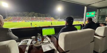 Футбол: Садыр Жапаров жаштар курамасын колдоого келди