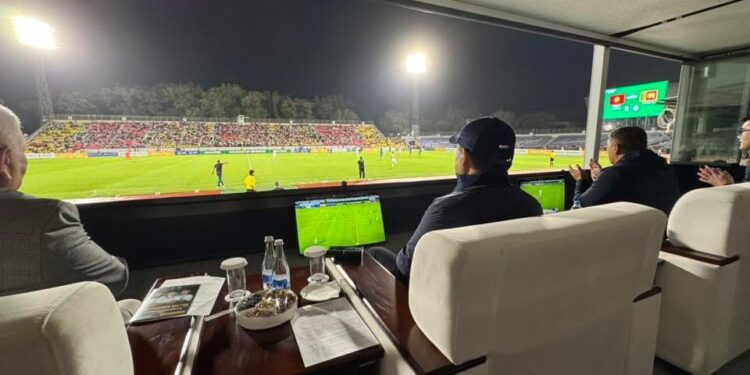 Футбол: Садыр Жапаров жаштар курамасын колдоого келди