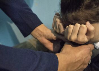 «Качып кетүүгө аракет кылганбы?». Таласта 12 жаштагы кызды зордуктоого өгөй ата шектелип жатат