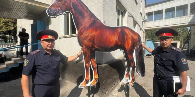 Чүйдө жол жээктерине аттардын жана патрулдук унаалардын макеттери орнотулат