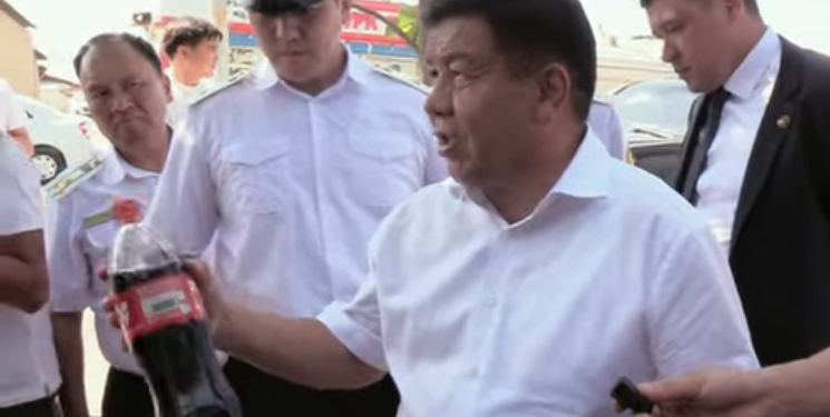 Алмамбет Шыкмаматов жасалма «Кока-Коланы» кантип айырмалоо керектигин көрсөттү