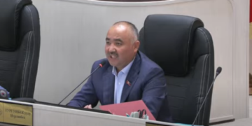 Спикер Жогорку Кеңештин өзүн-өзү таркатуу боюнча демилгесине түшүндүрмө берди