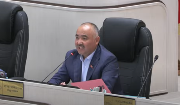 Спикер Жогорку Кеңештин өзүн-өзү таркатуу боюнча демилгесине түшүндүрмө берди