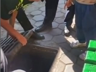 Милиция кызматкери арыкка түшүп кеткен оюнчукту алып берди (видео)