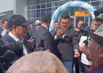 «Жолуңар эле оңолбой жатат». Садыр Жапаров Нарын шаарын кыдырмай болду (видео)