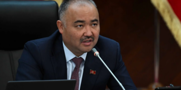 «Маскара болуп эмне кыласыңар?». Жогорку Кеңештин төрагасы «блогер» болуп кеткен жетекчилерди сындады