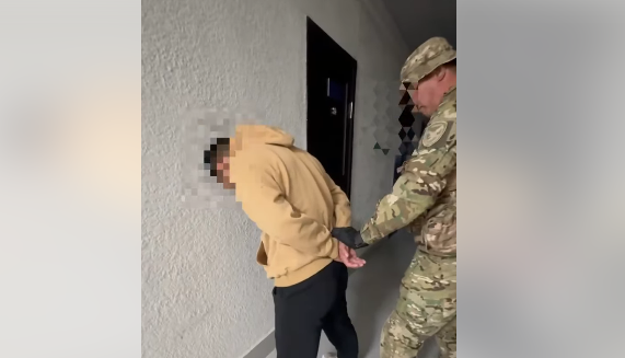 Нарында интернеттен таанышкан кызга сексуалдык ыдык көрсөткөн шектүү кармалды