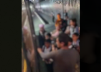 Интернетте окуучу балдардын автобуска батпай калган видеосу тарады