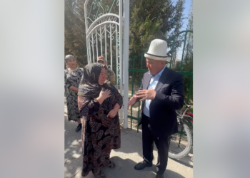 Ош мэри ыйлап кайрылган мектептин техкызматкеринин маселесин чечип берди (видео)