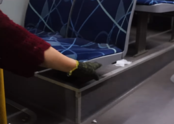 Автобус жууп иштеген айым: «Чайналган сагызды ар кайсы жерге чаптап кетишет»