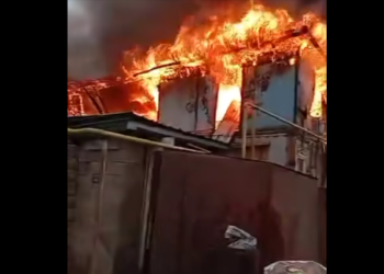 Бишкектин Кара-Жыгач конушунда контейнерден куралган үй күйүп жатат