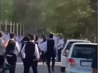 Манас шаарындагы эс алуу багында мушташкан 17 жаран милицияга жеткирилди (видео)