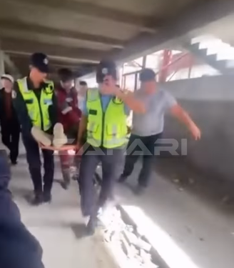 «Бишкекте курулуп жаткан үйдүн 5-кабатынан жумушчу кулап кетти» деген видео тарады