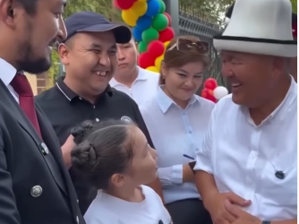 «Апам ишке кире албай жатат». Кичинекей кыз Ош мэринен жардам сурады