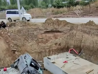 «Айдоочу ооруканада». Ысык-Көлдө унаа оңдолуп жаткан аңга түшүп кеткен