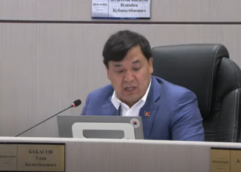 «Кар менен чогуу ээрип калат». Депутат Нарындагы жолдорду кайра жасаш керектигин айтты