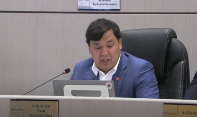 «Кар менен чогуу ээрип калат». Депутат Нарындагы жолдорду кайра жасаш керектигин айтты