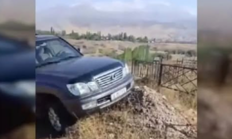 Чүйдө унаасын бейиттин үстүнө токтоткон айдоочу талкуу жаратты