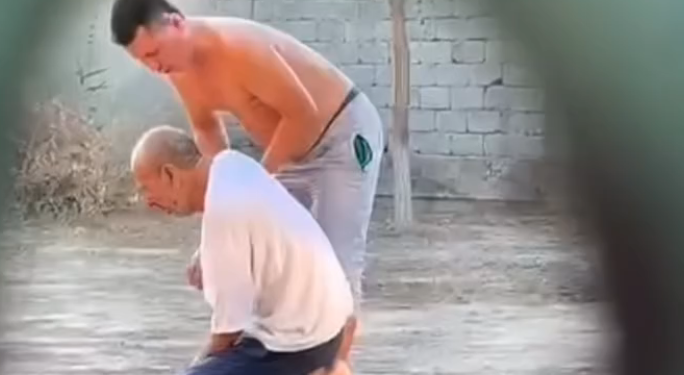 Казакстанда атасын сабаган уулу камакка алынды (видео)