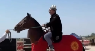 Көк бөрү федерациясы Асылбек Өзүбековго аргымак мингизди (видео)