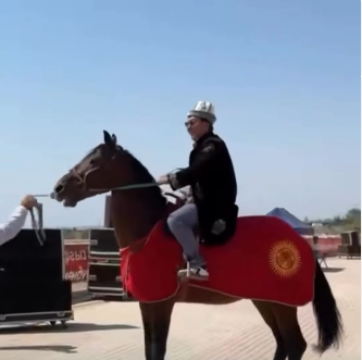 Көк бөрү федерациясы Асылбек Өзүбековго аргымак мингизди (видео)