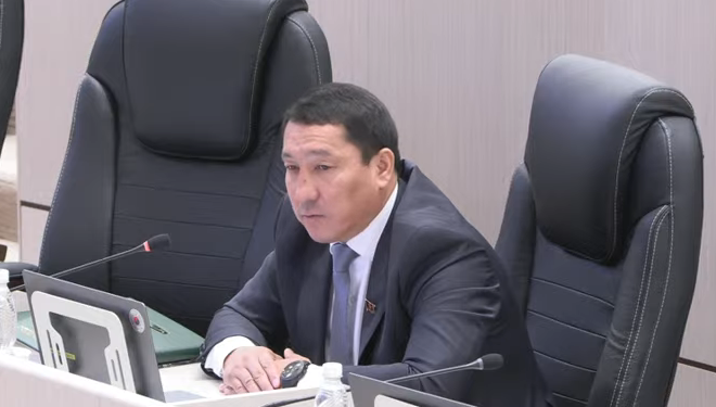 «Жүдөтүп жатат». Депутат карта, QR-код иштебей калган учурда банк элге кенемте төлөшү керек экенин айтты